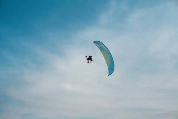 De Paraglider vliegt over de helder blauwe winter hemel. Gratis vlucht — Stockfoto