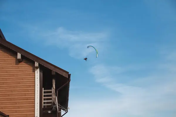 De Paraglider vliegt over de helder blauwe winter hemel. Gratis vlucht — Stockfoto
