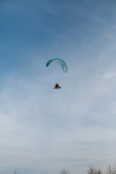 De Paraglider vliegt over de helder blauwe winter hemel. Gratis vlucht — Stockfoto