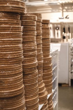 Mantar malzemeden yapılmış sıcak yemekler için destekler yığını. Malzemelerin geri dönüşümü. Çevre dostu ambalaj. Karton kutu