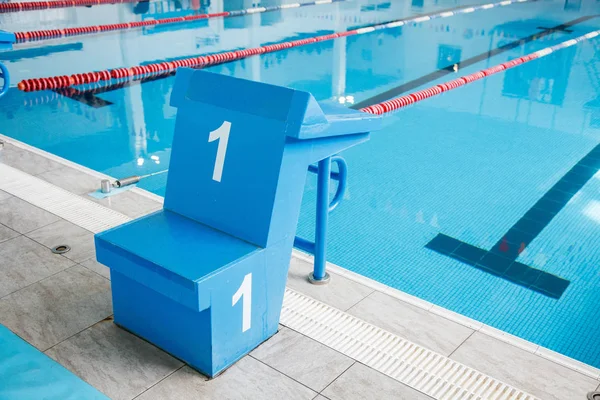 Startblock, Startnummer 1, Schwimmbad mit leerer Rennstrecke. Sportschwimmen — Stockfoto