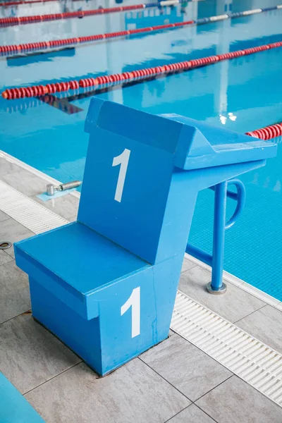 Başlangıç bloğu, 1 numara, boş bir yarış pisti olan yüzme havuzu. Spor yüzme — Stok fotoğraf