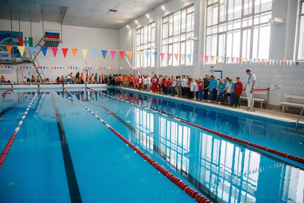 Rusya, Novosibirsk, 26 Mayıs 2019. Yüzme yarışması başladı. Havuz boyunca çocukların ciddi sistemi. — Stok fotoğraf
