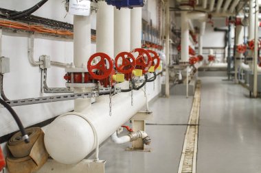 Endüstride yangın güvenliği. Su temini, yangın söndürme sistemi ve boru hattı kontrolü için vana kırmızıya boyanmıştır.