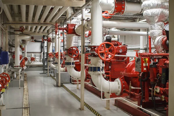 Brandsäkerhet i industrin. Ventilen för vattenförsörjning, brandsläckningssystem och rörlednings kontroll är rödmålad. Stockbild