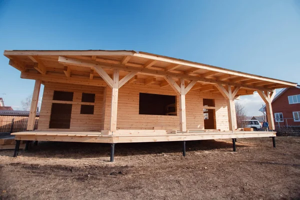 Materiales modernos respetuosos con el medio ambiente. Casa de madera. La construcción de viviendas de madera ecológica. Hipotecario, préstamo, casa de ensueño. Casa rural privada. interior. Layout de los salones. Fotos de stock libres de derechos