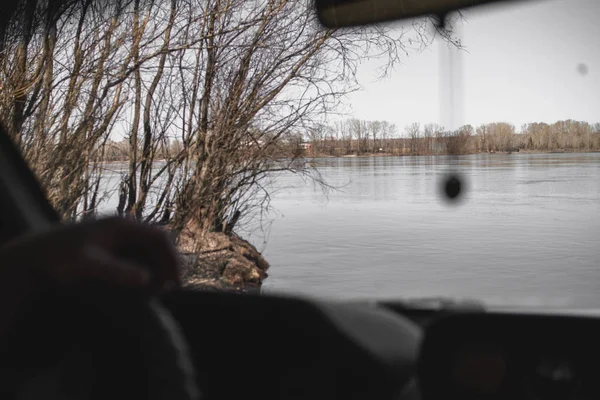 Vista dal parabrezza della macchina sul fiume. Il concetto di catastrofe naturale — Foto Stock