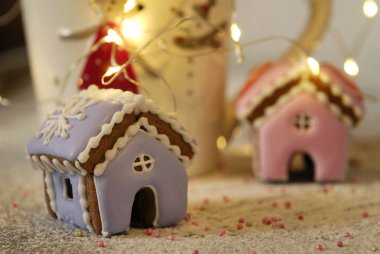 Noel minyatür zencefil evler, çelenk ve bir fincan.