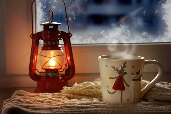 Lampa Naftowa Czerwony Christmas Cup Bałwana Tle Okna Wieczorem — Zdjęcie stockowe