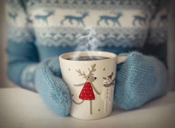 Рождественская Чашка Кофе Женских Руках — стоковое фото