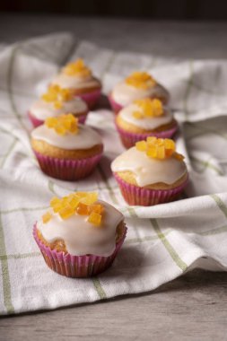 Beyaz havluyla şekerli portakallı kekler..