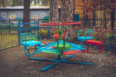 Sonbaharda bir lunaparkta eski bir atlıkarınca.