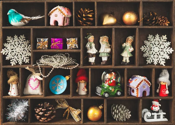 Una Caja Madera Con Celdas Llenas Pequeñas Decoraciones Navidad Año — Foto de Stock