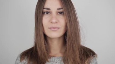 Gülümseyen bir genç kız.