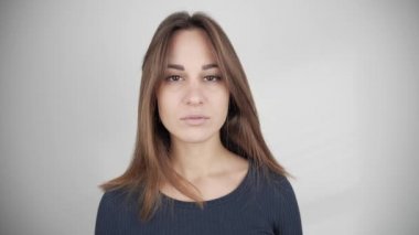 Çekici bir kadının yakın portresi gülümseyen esmer kendine güvenen güzel