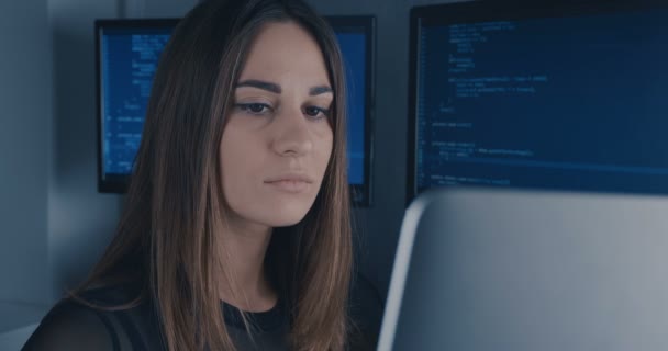 Jonge vrouw Hacker programmeur werken op computer bij nacht — Stockvideo