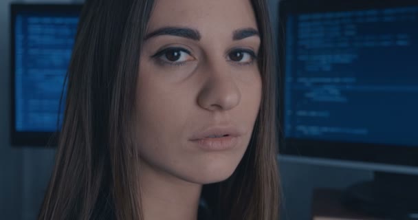 Cerca de la cara de la mujer joven en el fondo de código binario — Vídeos de Stock