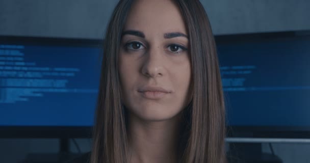 Junge Frau Entwicklerin Programmiererin Blick auf Kamera bei binären Code Hintergrund — Stockvideo