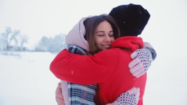 两个年轻的恋人在冬天拥抱。幸福的相遇的肖像在爱的夫妇. — 图库视频影像