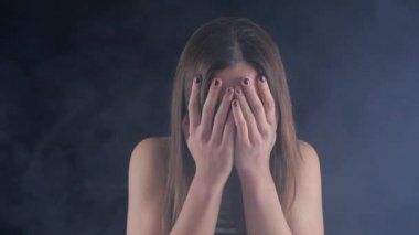 Güzel esmer kız korku gösterir. Ağır çekim kapatın