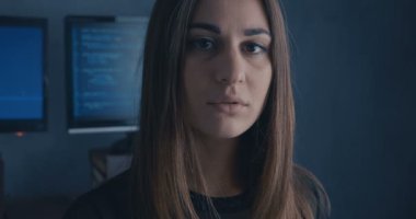 Genç kız programcı. Yeni bir uygulama geliştirme. Yeni teknolojiler.