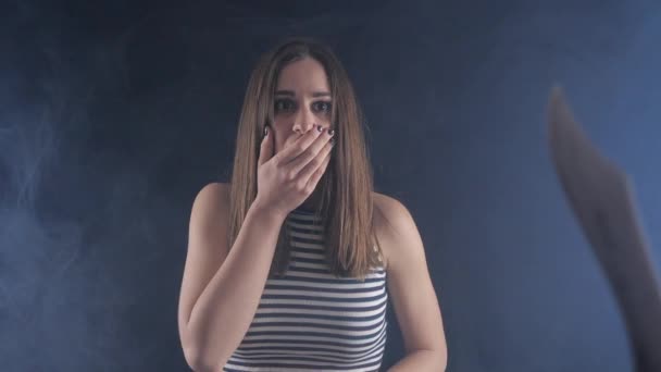 Mániákus gyilkos üldöző fiatal nő késsel, támadás védtelen áldozat. — Stock videók