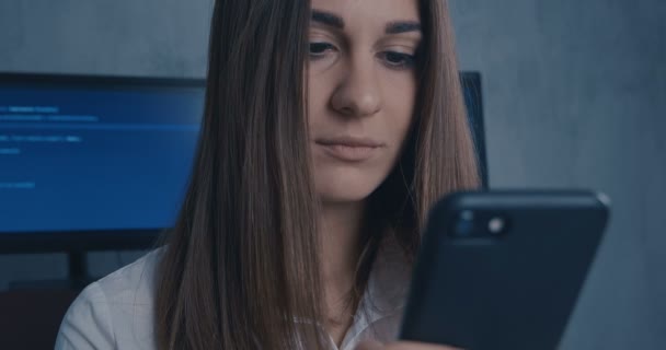 Portre portre. Bir kız programcı bir teknik test ediyor. — Stok video