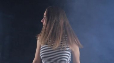 Güzel esmer kız korku gösterir. Ağır çekim kapatın