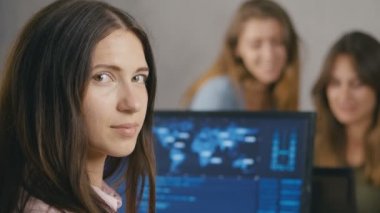 Bir kızın yakın çekim portresi. Yeni kurulan genç kadınlar ofis, ortak çalışma alanı