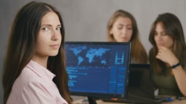 Bir kızın yakın çekim portresi. Yeni kurulan genç kadınlar ofis, ortak çalışma alanı