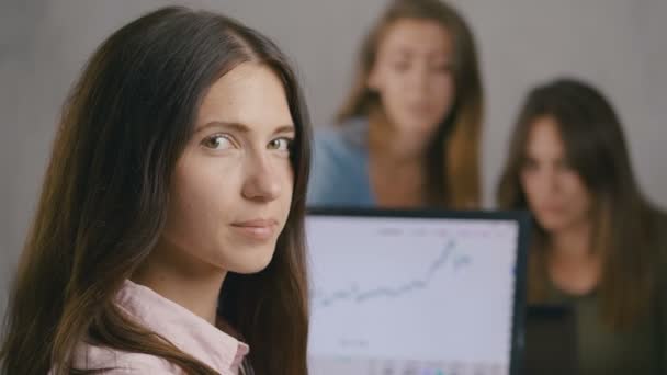Nahaufnahme Porträt eines Mädchens. Start-up junge Frauen im Büro, Co-Working Area — Stockvideo