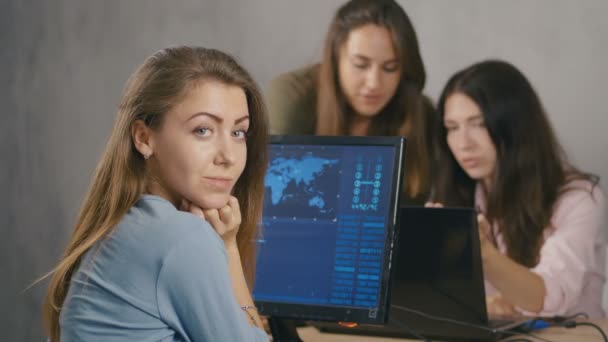 Nahaufnahme Porträt eines blonden Mädchens. Arbeitstag. Gruppe junger Geschäftsleute konzentriert sich auf ihre Arbeit, während sie gemeinsam am Schreibtisch im Büro sitzen. — Stockvideo