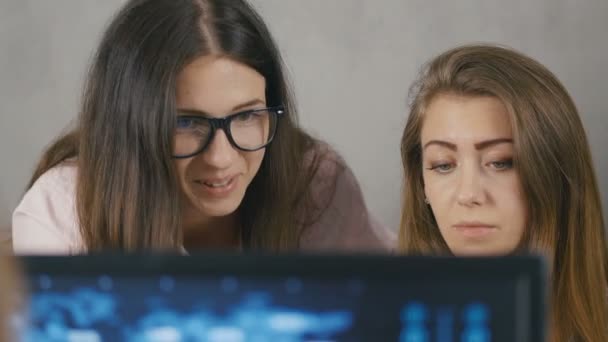 Jonge vrouwen van de start-up in kantoor, gebied samen te werken. — Stockvideo