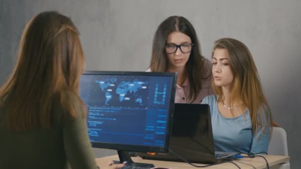 Grupo de jóvenes empresarios se concentran en su trabajo mientras están sentados en el escritorio de la oficina juntos . — Vídeo de stock