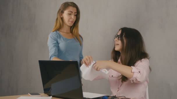 Dos mujeres enojadas discutiendo en la oficina, peleas entre amigos, malentendidos — Vídeo de stock