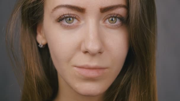 Närbild porträtt av en attraktiv flicka. Gröna ögon. Slow motion. 4K — Stockvideo