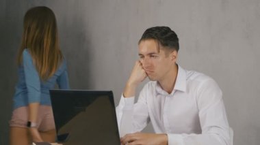 Patronun önünde dans güzel seksi genç kız.