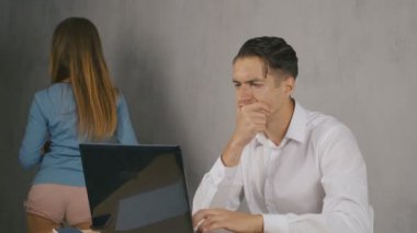 Patronun önünde dans güzel seksi genç kız.