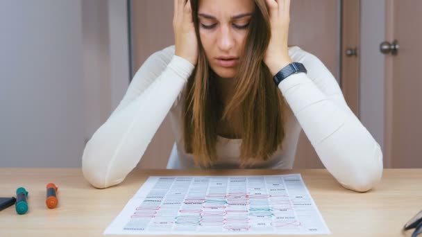 Triste femme brune à la recherche d'annonces dans les journaux d'emploi à la maison. 4k — Video