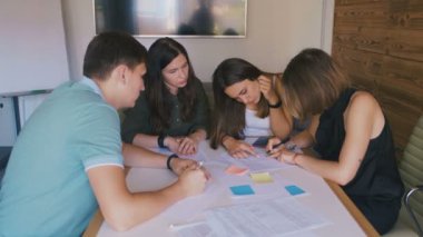 Genç İş Adamları Grubu, 4 k Ofiste Çalışan Genç İş Adamları.