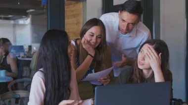 Modern start ofis kadın takım lideri ekran yavaş hareket işaret yaratıcı iş ekibi toplantısı.