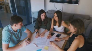 Modern start-up ofis çok ırklı takım toplantısı. Bir grup genç insan yeni proje fikri tartışmaya.