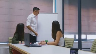 loft modern ofis masasında takım çalışması shot. Çok ırklı iş adamları işbirliği, 4k toplantısında pazar tartışmak.