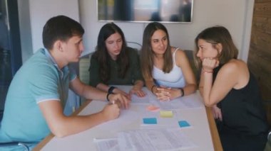 Modern start-up ofis çok ırklı takım toplantısı. Bir grup genç insan yeni proje fikri tartışmaya.