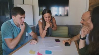 İşadamı Belge tartışıyor. Yaratıcı Ekip Planlama Projesi. 4k