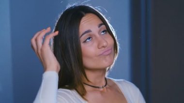 Kafası karışmış bir kadın kameraya bakıyor. 4k