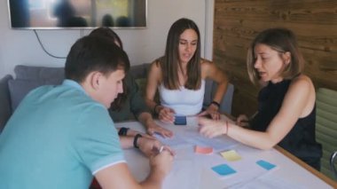 Modern start-up ofis çok ırklı takım toplantısı. Bir grup genç insan yeni proje fikri tartışmaya.