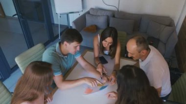 Modern başlangıç ofisinde çok ırklı takım toplantısı. Bir grup genç yeni proje fikrini tartışıyor. 4k