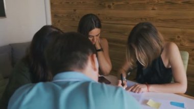 Modern start-up ofis çok ırklı takım toplantısı. Bir grup genç insan yeni proje fikri tartışmaya.