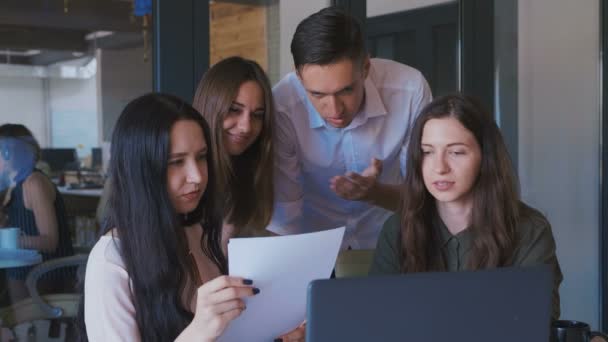 Feliz reunión de jefa dirigiendo la oficina. empleados que escuchan las instrucciones del gerente en el moderno 4K de coworking — Vídeo de stock